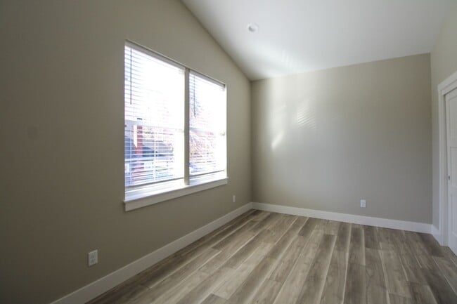 Building Photo - COMMERCIAL1725