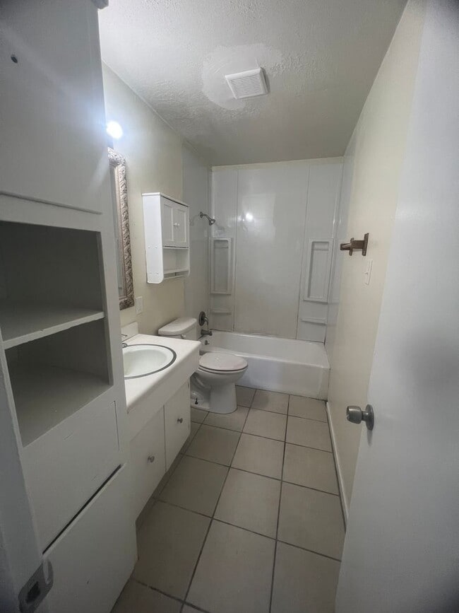 Building Photo - New Listing in Southern Hills