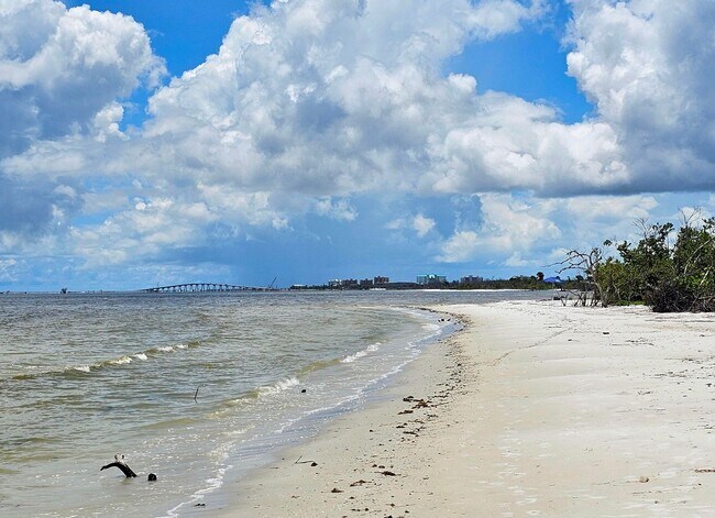 Building Photo - McGregor Woods  Community with Natural Surrounding Charm. Close to Sanibel.