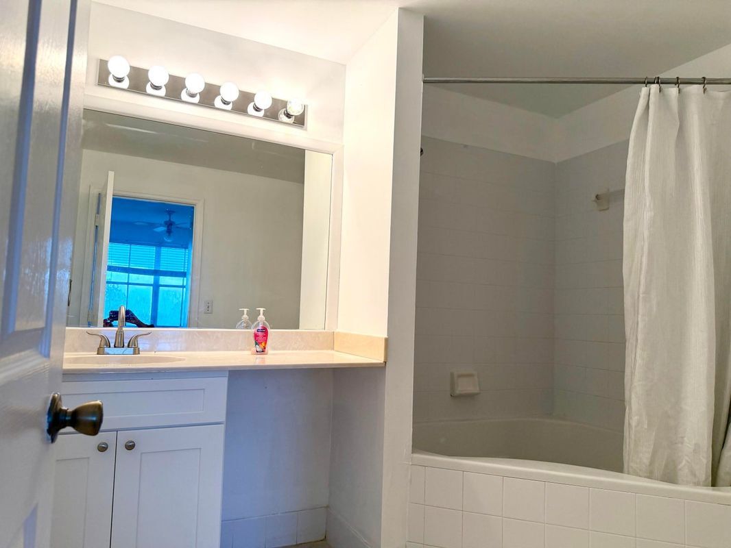 Building Photo - 2080 Greenview Shores Blvd