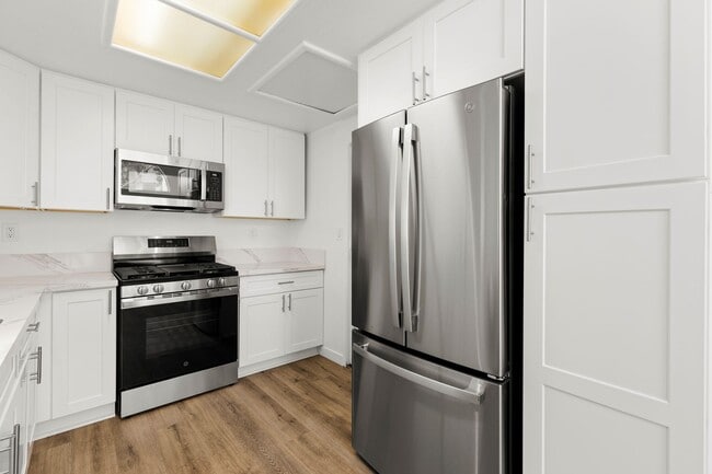 Building Photo - BRAND NEWLY RENOVATED 3BD/2BA Condo in the...