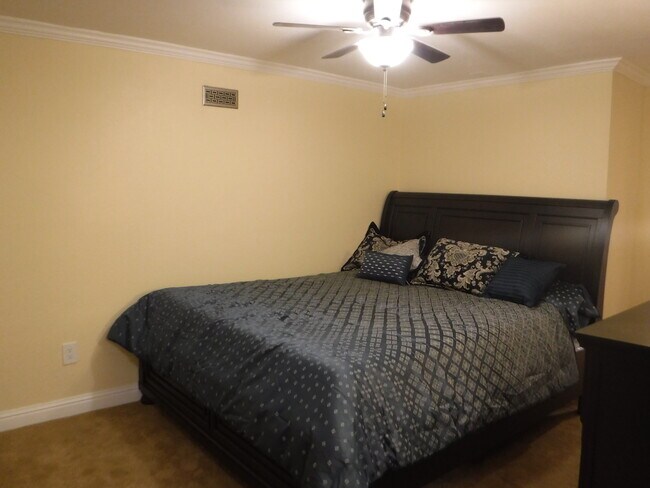 Building Photo - 1053 Park Ave