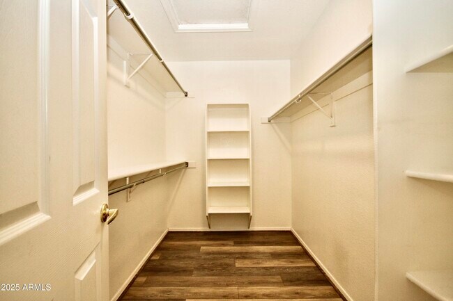 Building Photo - 1702 E Palm Beach Dr