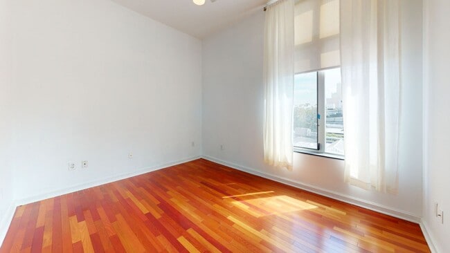 Building Photo - Bright & Sunny Two Bedroom/Two Bathroom W/...