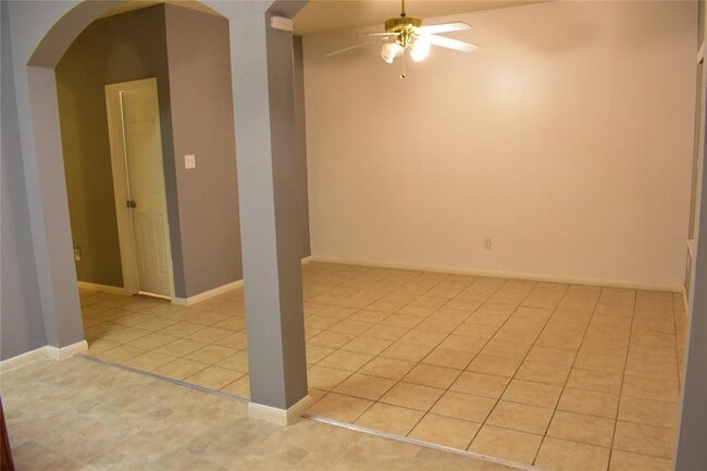 Building Photo - 6202 Provident Green Dr