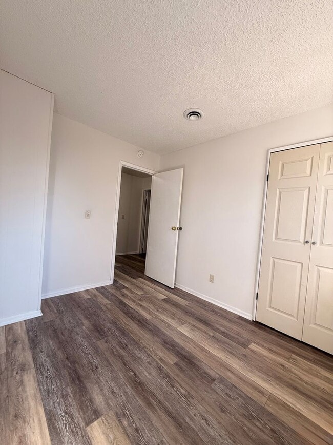 Building Photo - 1287-MF4-E