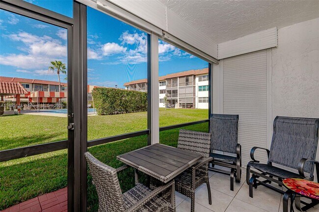 Building Photo - 9410 N Hollybrook Lake Dr