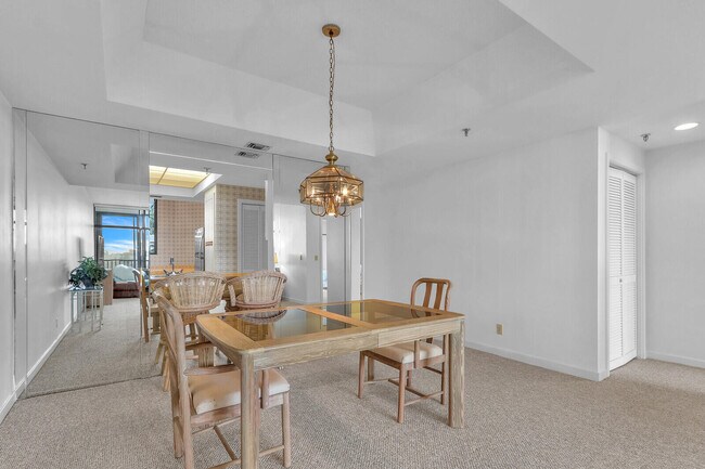 Building Photo - 11370 12 Oaks Way