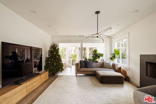 Building Photo - 601 Crestmoore Pl