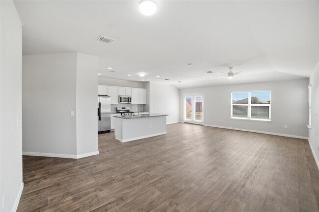 Building Photo - 600 Marimoor Dr