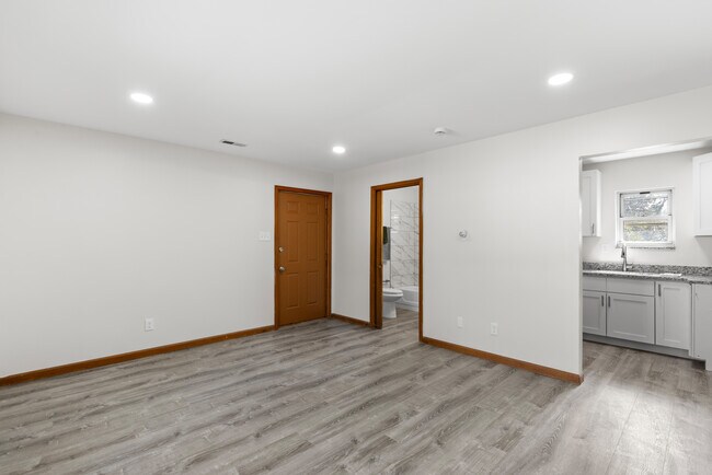 Building Photo - 223 N Dellwood Ave