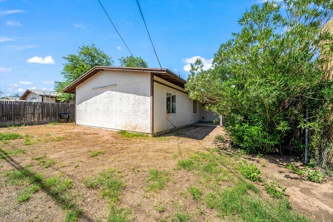 Building Photo - 3010 N Sparkman Blvd