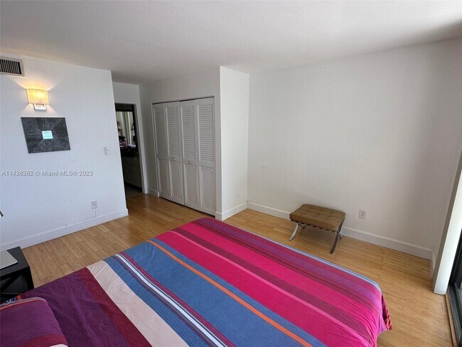 Building Photo - 1440 Brickell Bay Dr