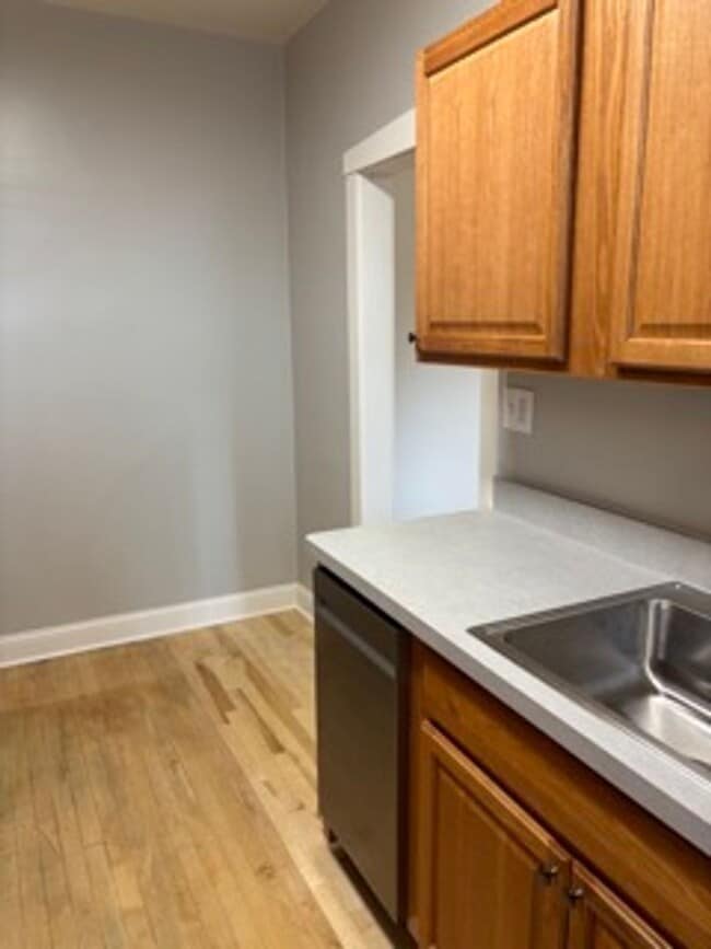 Building Photo - Wrigley Field Just A Mile Away - One Bedroom