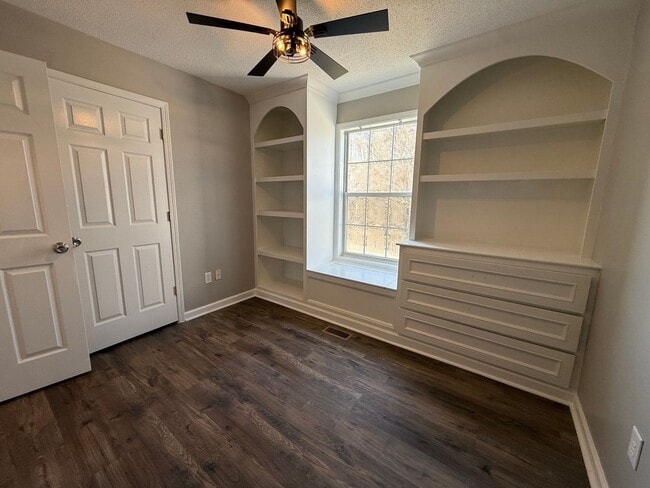 Building Photo - 4 Bedrooms, 3 Bathrooms with potential 5th Bedroom and Loft/Office in Euharlee!