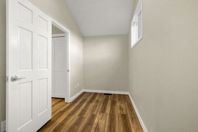 Building Photo - Fully Furnished Executive Townhome in Kiss...