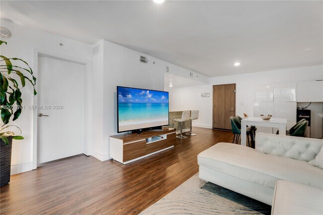Building Photo - 9261 E Bay Harbor Dr