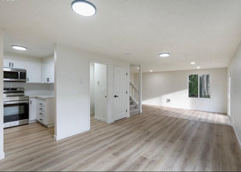 Building Photo - 902 NE Hacienda Ct