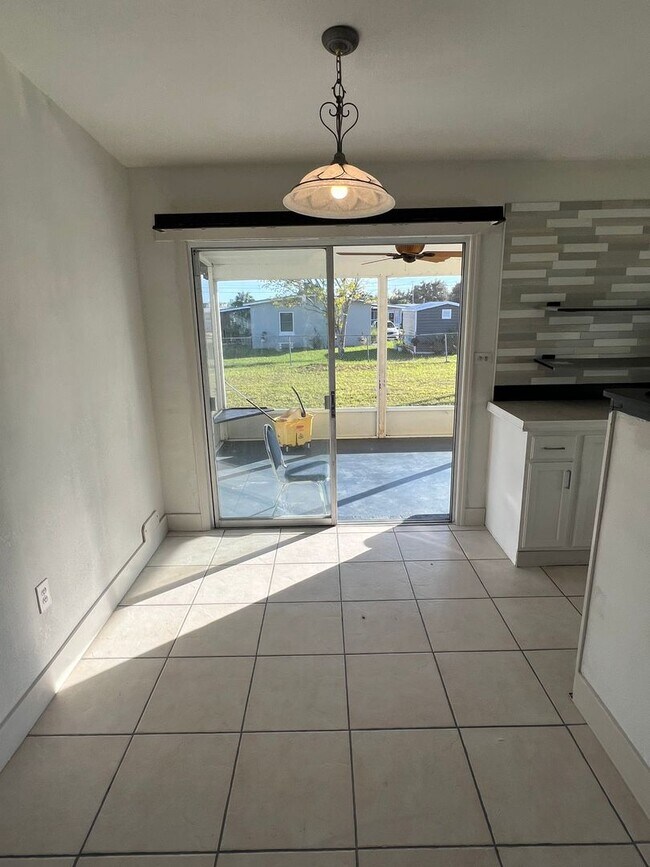 Building Photo - ** Annual ** 2 Bed / 1 Bath Single Family Home ** Conveniently Located ** $1,450