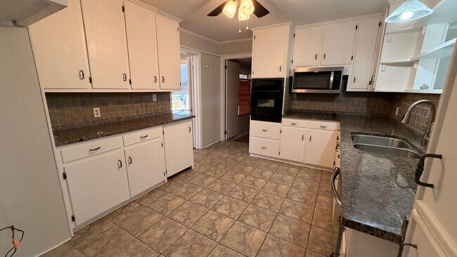 Building Photo - AVAILABLE NOW!