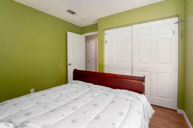Building Photo - Up-Dated 3 Bedroom 1.5 Baths Centrally Loc...