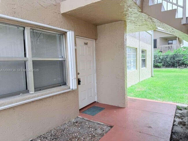 Building Photo - 9956 Twin Lakes Dr