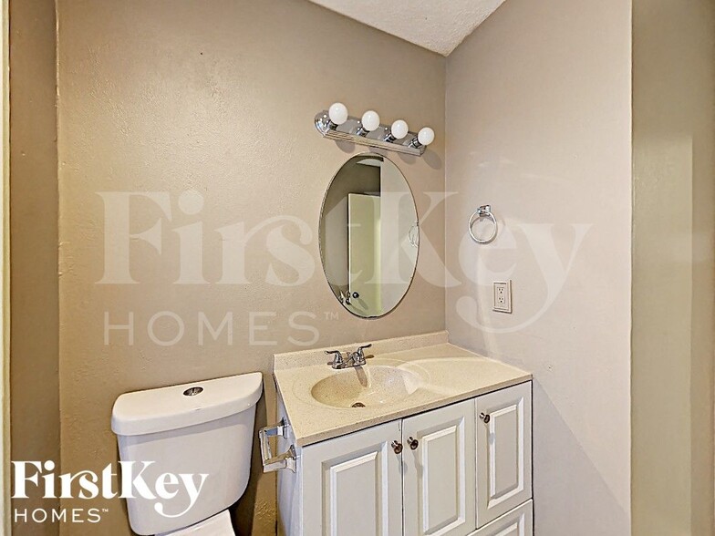 Building Photo - 3000 Laurel Ln