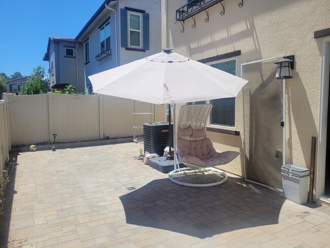 Building Photo - Gorgeous 4 Bedroom 4Bath Home With Solar a...