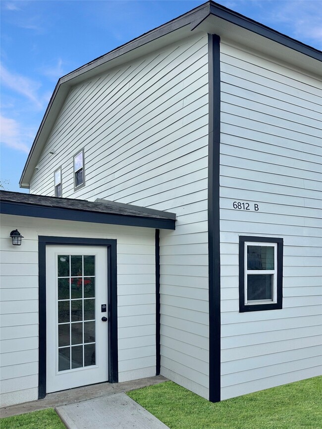 Building Photo - 6812 Avenue Q