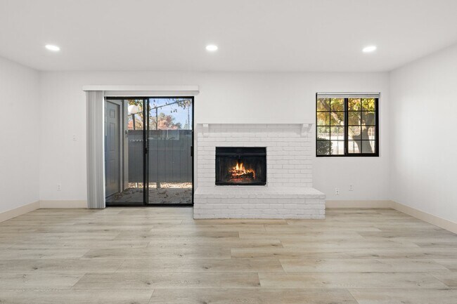 Building Photo - "Spacious 3-Bed Condo with 2 Baths in Citr...