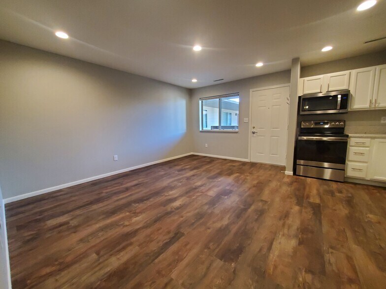 Building Photo - 2322 College St