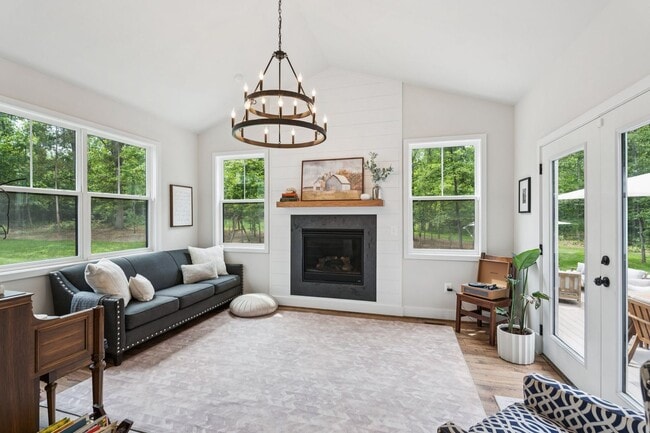 Building Photo - Impressive 6 Bed 4.5 Bath Single-Family Ho...