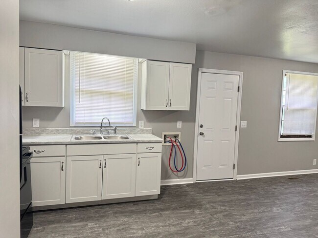 Building Photo - 2213 Glory Dr