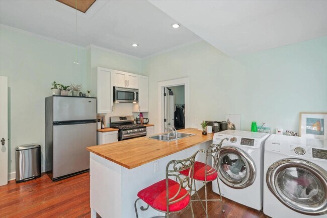 Building Photo - 2030 Young Ave