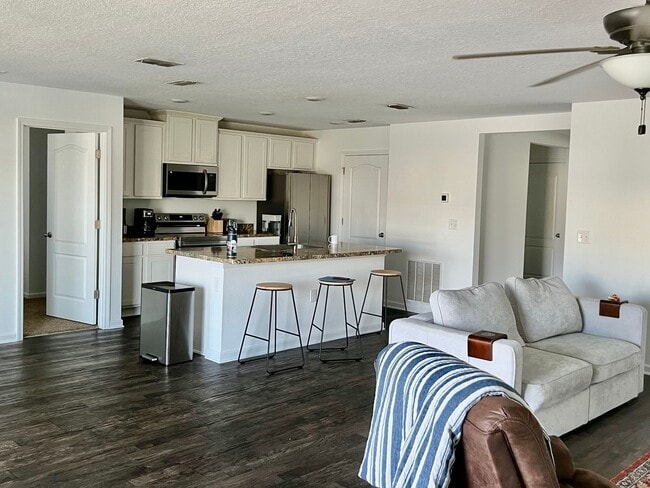 Building Photo - Beautiful 3 Bed, 2 Bath Rental Home – Mode...