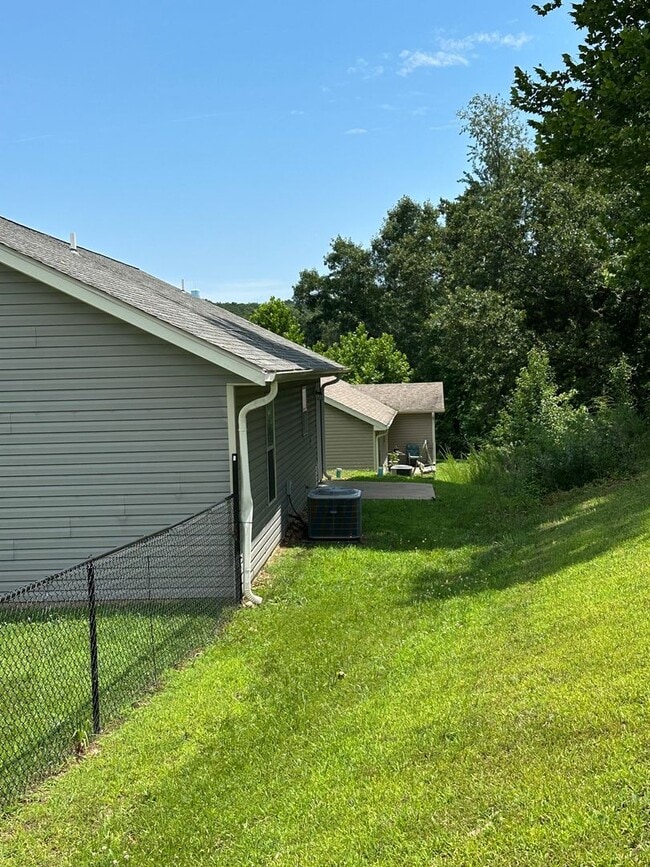 Building Photo - Well Maintained 3 Bed 2 Bath w/ Fence in Waynesville