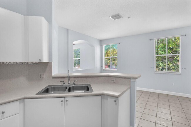 Building Photo - 1013 Shoma Dr