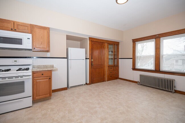 Building Photo - Convenient Location & Updated Amenities!