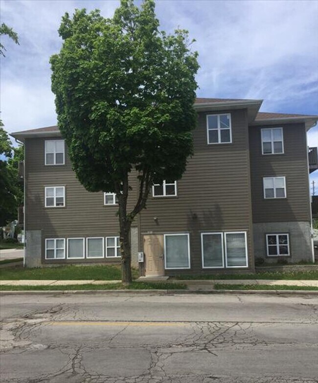Building Photo - 3875 S. Clement Ave