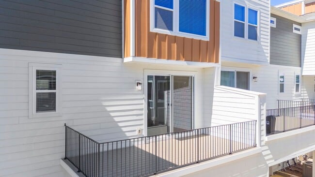 Building Photo - Gorgeous Aria at the Park 3 Bedroom Townhouse!