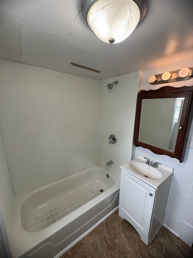Building Photo - 2 bedroom 1 bath home in Moline