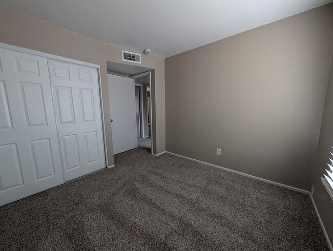 Building Photo - 3 bedroom 2 Bathroom Home