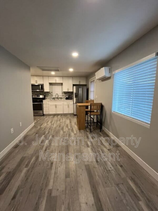 Building Photo - 320 W Whittier Ave