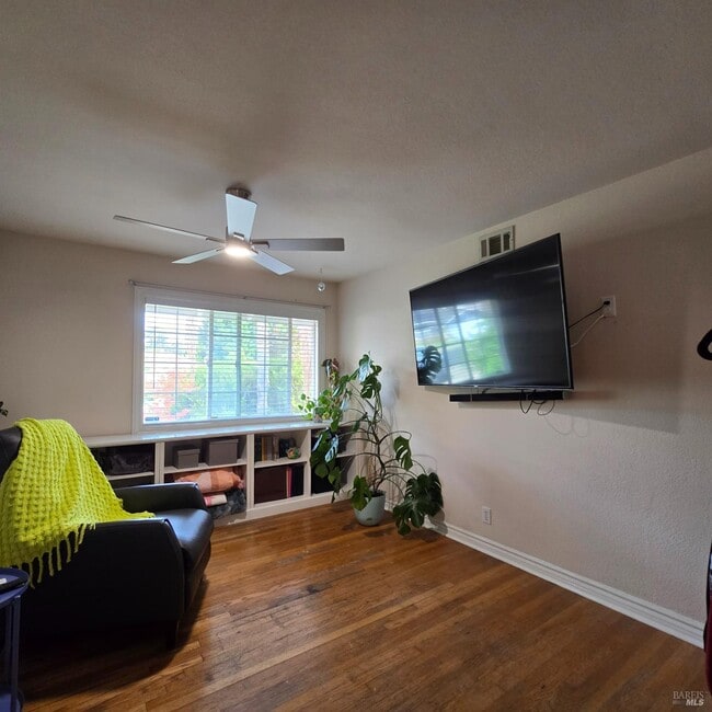 Building Photo - 480 Meadowview Dr