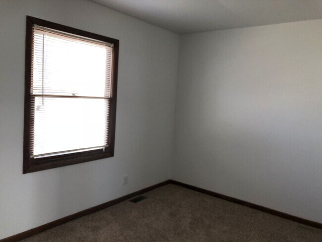 Building Photo - Spacious Rock Island Home with Yard and Garage!