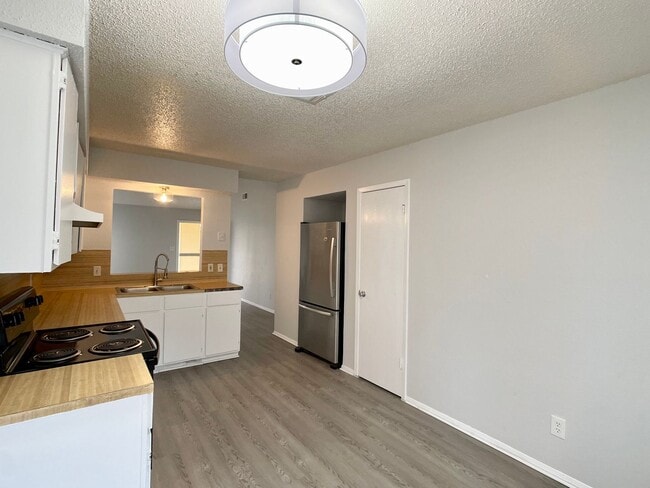 Building Photo - 2/1 Duplex in North Austin