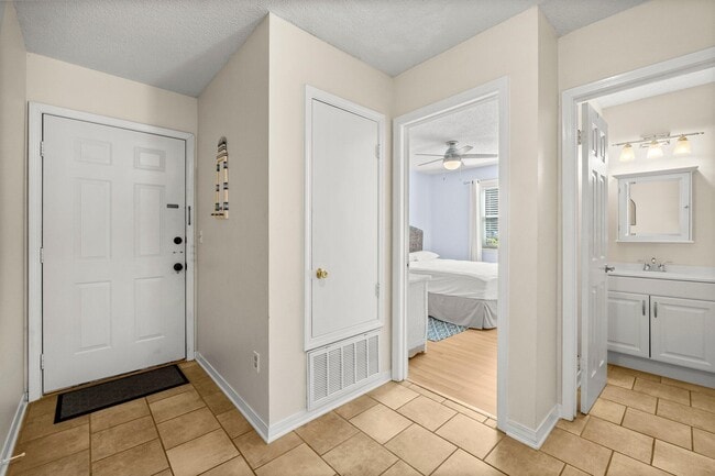 Building Photo - 100 N Myrtle Dr