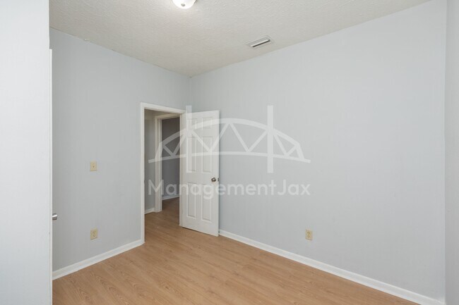 Building Photo - 622 E 63rd St