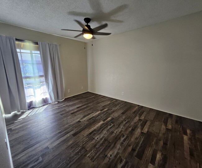 Building Photo - Pet Friendly Upstairs 2/1.5-bedroom North ...