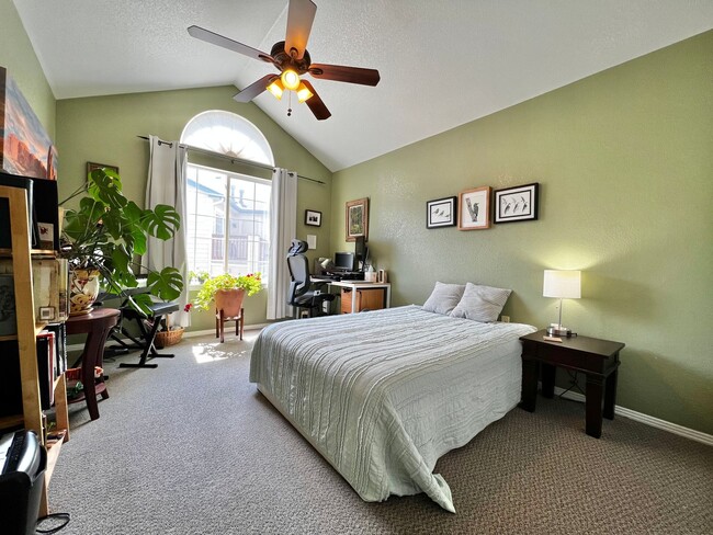 Building Photo - 3 bedroom 2 bathroom Condo in West Fort Co...